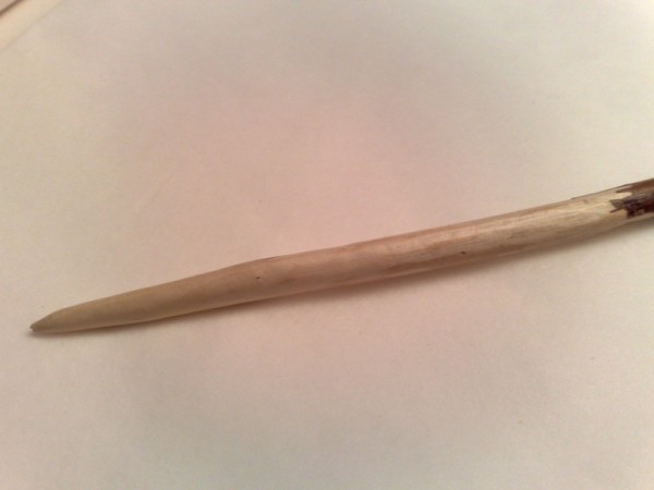 130420101613 Einfache Nähahle aus einem Stückchen Holz.